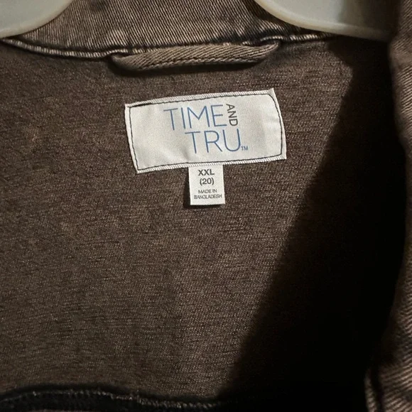 Time and Tru Women’s Dark Brown Denim Jacket - Picture 2 of 2